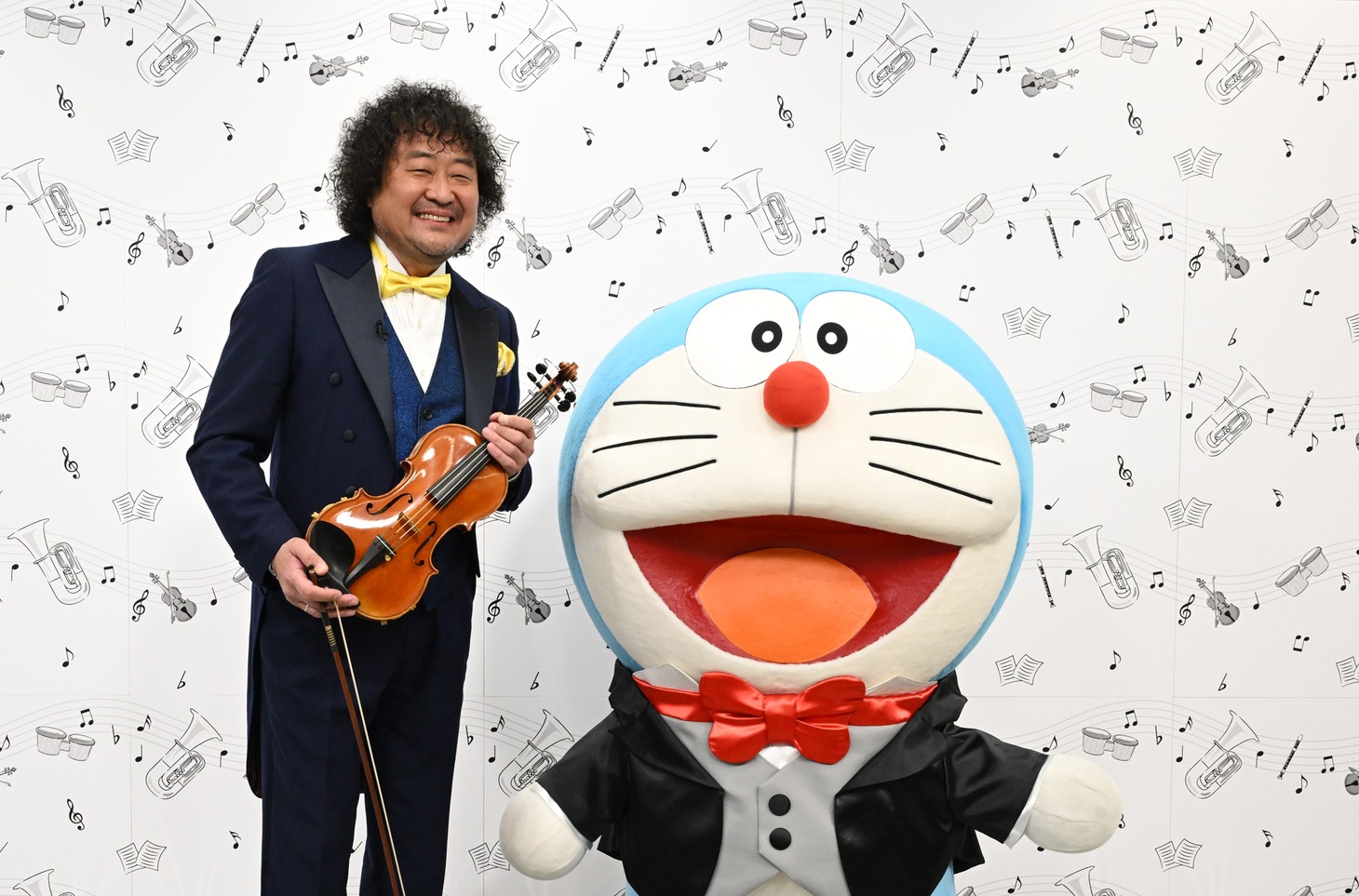 左から葉加瀬太郎、ドラえもん。 (c)藤子プロ・小学館・テレビ朝日・シンエイ・ADK
