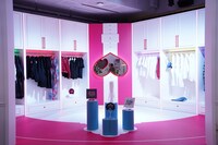 「precure genic room」の内観。カードコミューンを模したクローゼットにコラボアイテムが並ぶ。