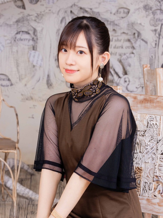 シズク役の高橋李依。