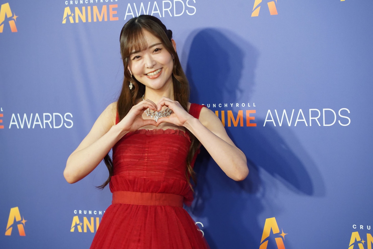 授賞式で司会を務めた天城サリー。