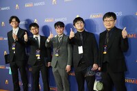 御所園翔太監督（中央）ら「『呪術廻戦』第2期」のスタッフ。