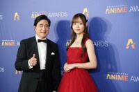 授賞式の司会を務めたジョン・カビラ、天城サリー。