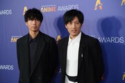 授賞式でパフォーマンスを披露した澤野弘之（右）とKOHTA YAMAMOTO（左）。「『進撃の巨人』The Final Season完結編（前編）」で最優秀作曲賞も受賞した。