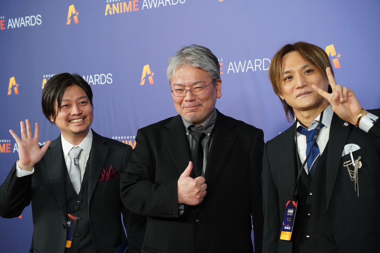 浅香守生監督（中央）ら「山田くんとLv999の恋をする」のスタッフ。