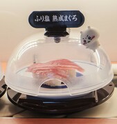 回転レーン上に登場するちいかわ。