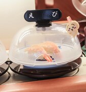 回転レーン上に登場するうさぎ。