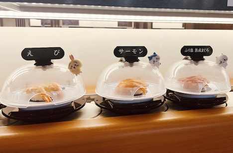 回転レーン上に登場するちいかわ、ハチワレ、うさぎ。