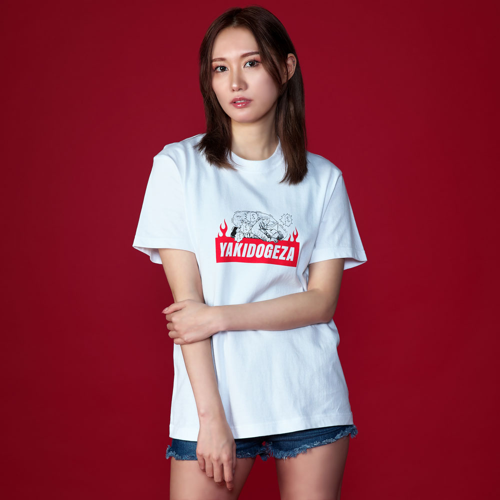 「焼き土下座Tシャツ」の着用イメージ。
