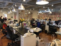 下北沢オフィスの様子。壁には一面マンガ棚。