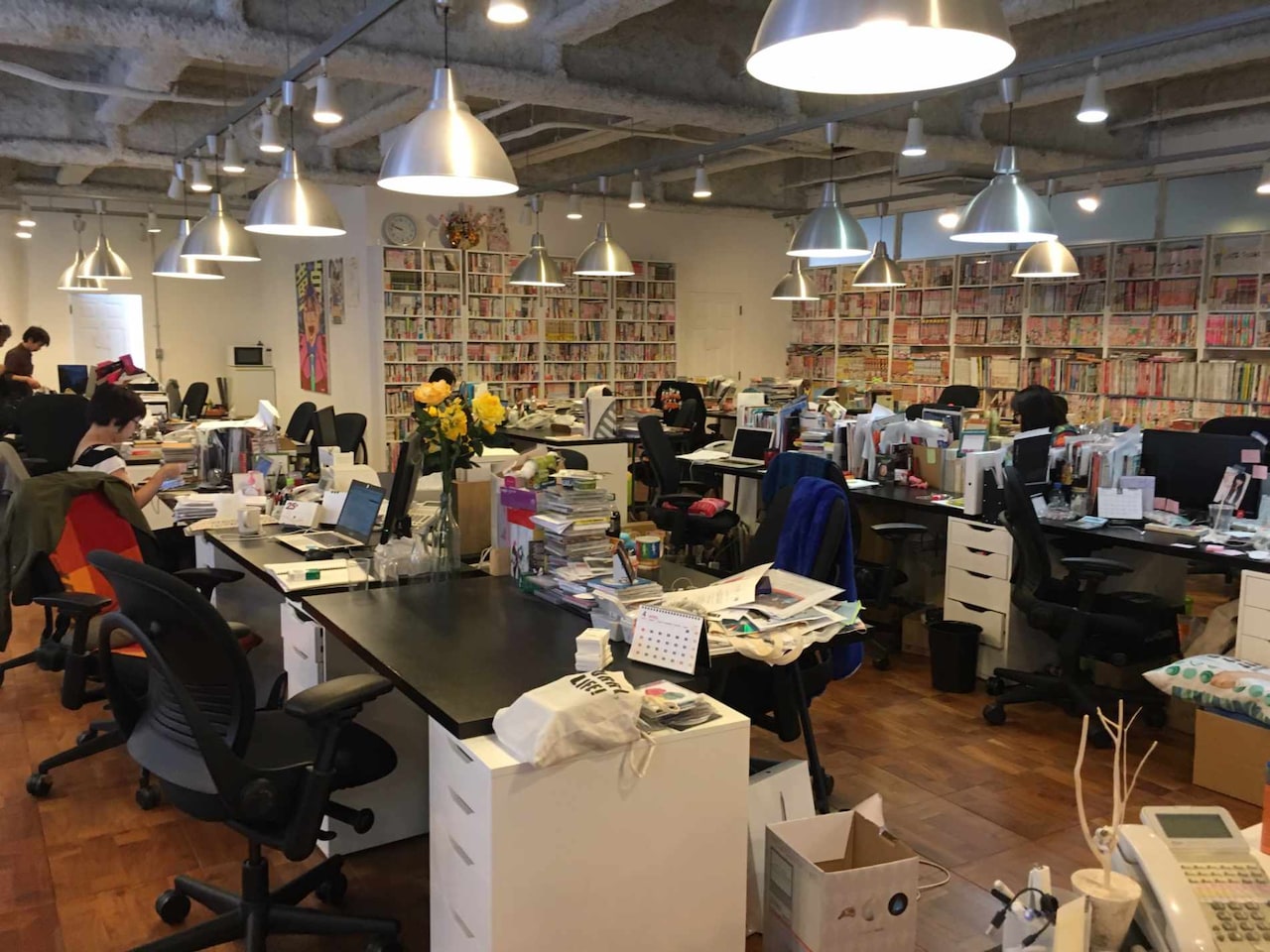 下北沢オフィスの様子。壁には一面マンガ棚。