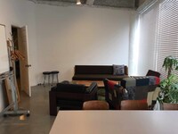 下北沢オフィスの一室。取材などこの部屋で行われた。