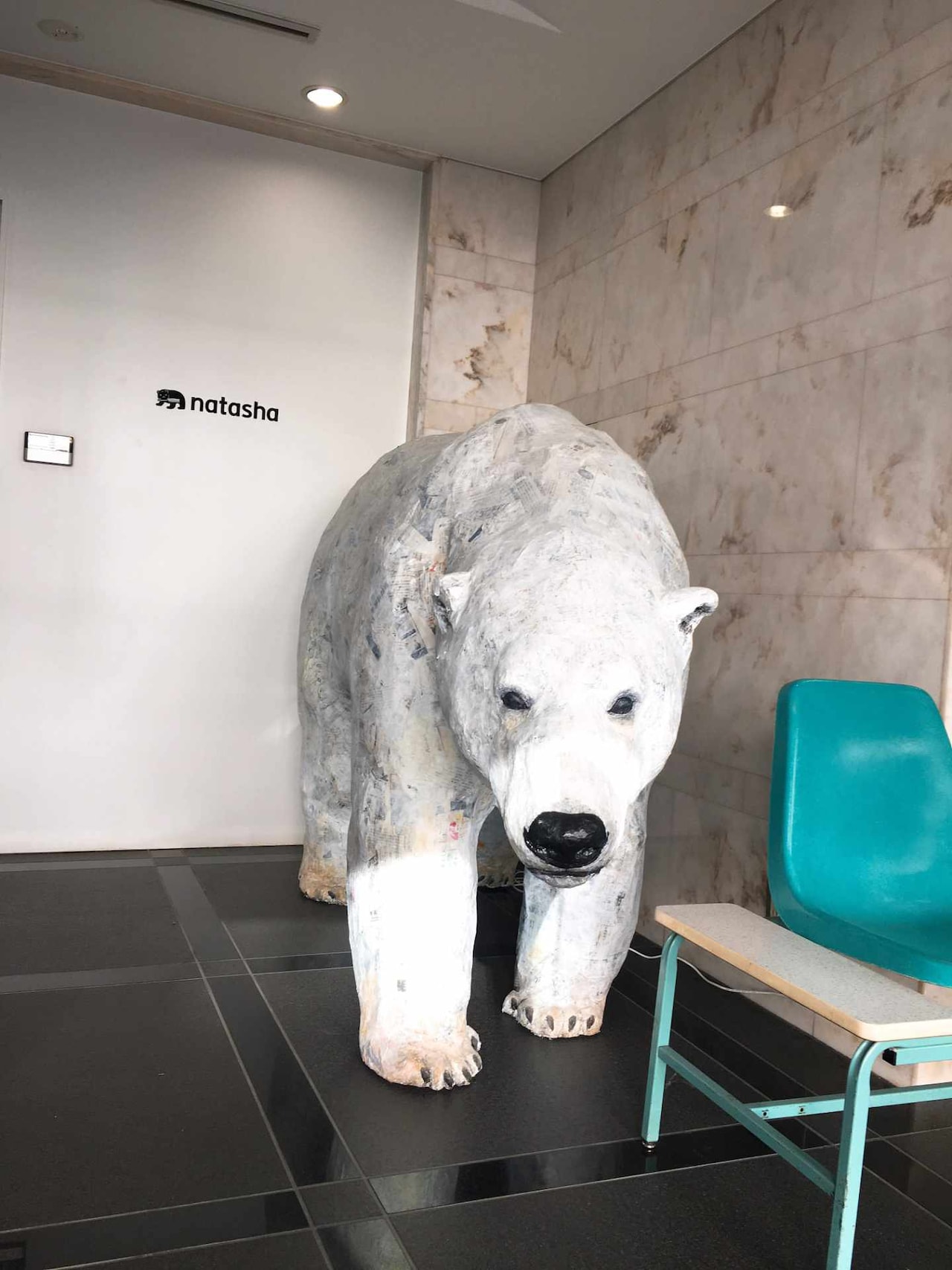 原宿オフィスの入り口にはナタリーのマスコット的キャラクターであるシロクマが置かれている。