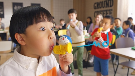 CM「ハッピーセット ドラえもん『音でつながる・伝わる』篇 30秒」より。