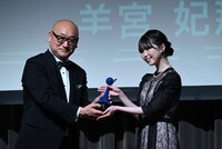 伊駒ゆりえ（右）