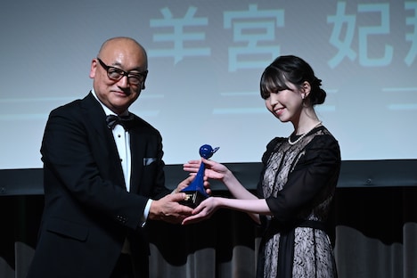 伊駒ゆりえ（右）