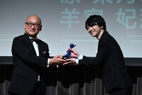 戸谷菊之介（右）