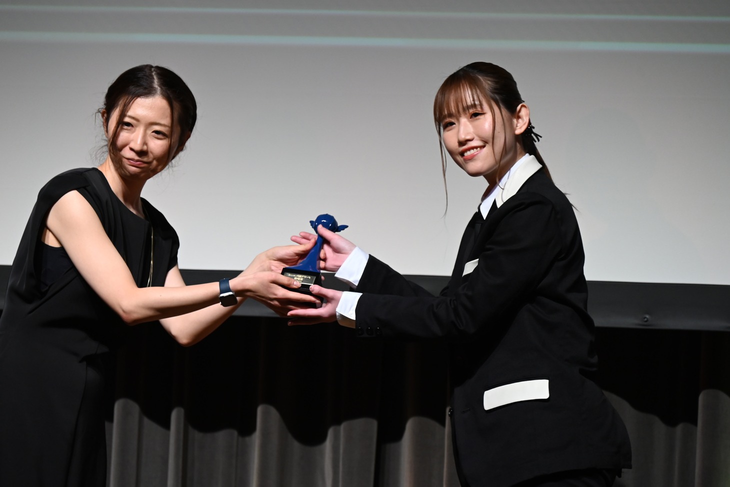 長谷川育美（右）