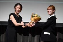 青山吉能（右）