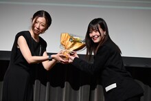 鈴代紗弓（右）