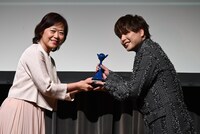 仲村宗悟（右）