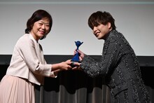 仲村宗悟（右）