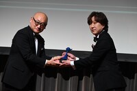 内田夕夜（右）