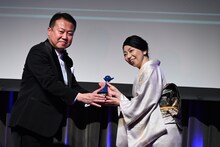 岡村明美（右）