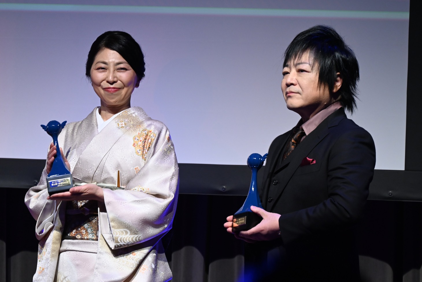 左から岡村明美、佐々木望。