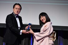 山田栄子（右）