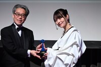 上坂すみれ（右）