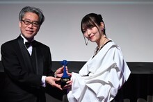 上坂すみれ（右）