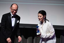 高畑充希（右）