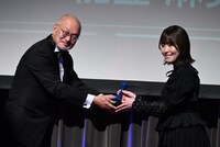 石見舞菜香（右）