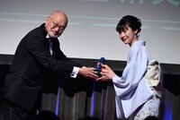 能登麻美子（右）