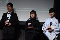 左から阿座上洋平、石見舞菜香、能登麻美子。