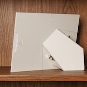 「『コーヒー＆バニラ』卓上複製原画セット」は背面にスタンドが付いており、壁掛けも可能。