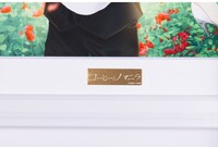 作品ロゴの金プレート付き。