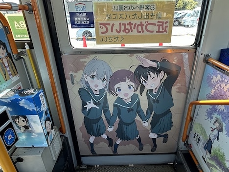 「ヤマノススメ Next Summit」ラッピングバスの車内装飾。