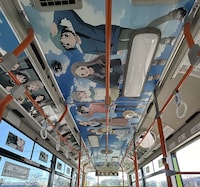 「ヤマノススメ Next Summit」ラッピングバスの車内装飾。