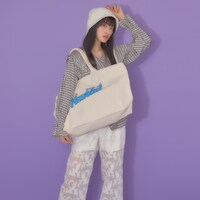 トートバッグの使用イメージ。