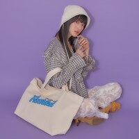 トートバッグの使用イメージ。