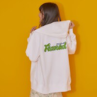 パーカーの着用イメージ。