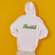 パーカーの着用イメージ。