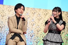 左から神谷浩史、上坂すみれ。