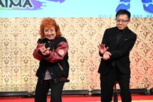 「かめはめ波！」をする野沢雅子と伊能昭夫氏。