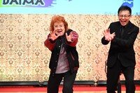 「かめはめ波！」をする野沢雅子と伊能昭夫氏。
