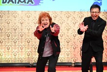 「かめはめ波！」をする野沢雅子と伊能昭夫氏。