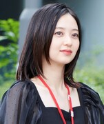 逢沢りな演じる翔子。