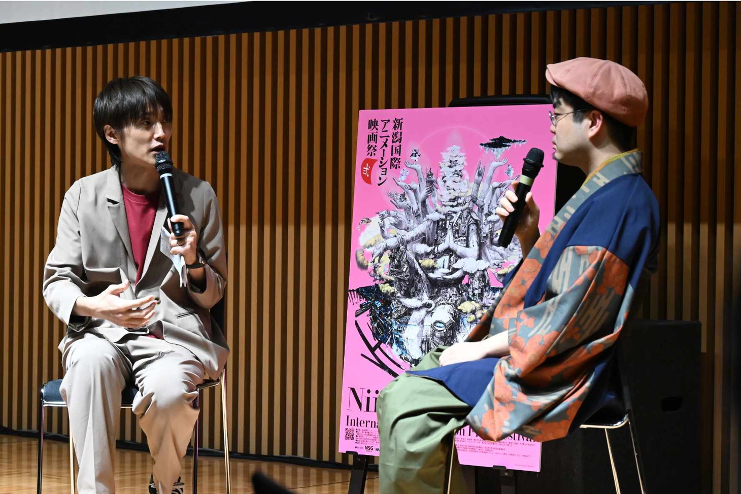 左から吉田尚記アナウンサーと塚原重義監督。