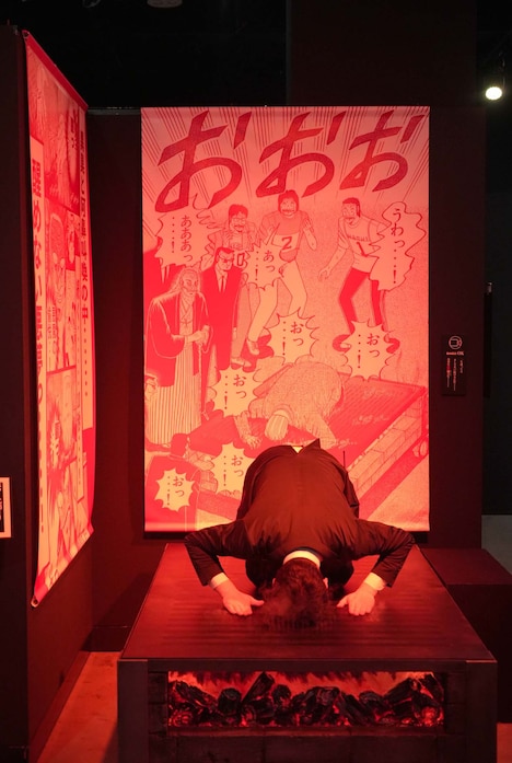 「焼き土下座」用の鉄板を模したスポット。